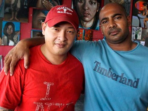 Australske Myuran Sukumuran (t.h.) sitter fengslet på turistøya Bali for tiende året på rad, dømt for narkotikasmugling, og er antagelig blant de neste i rekken, sammen med sin landsmann Andrew Chan. Les mer hos Amnesty.
 Foto: Amnesty International