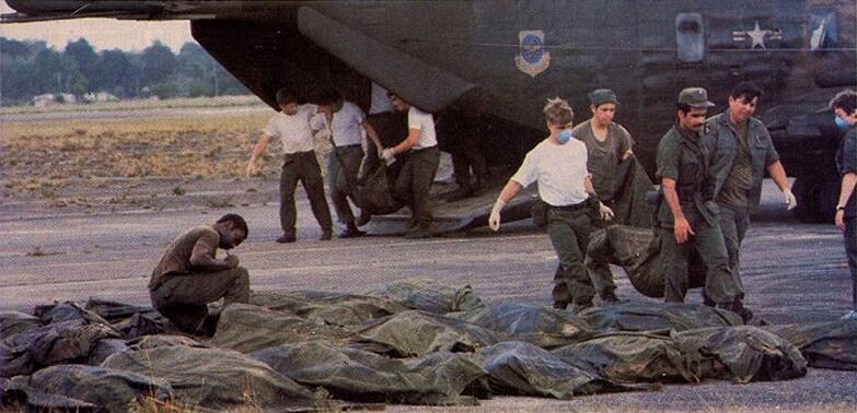 900 sektmedlemmer var villige til å dø for Jim Jones. Her frakter militært personell selvmordsofre hentet hjem fra Jonestown.
 Foto: The Jonestown Institute