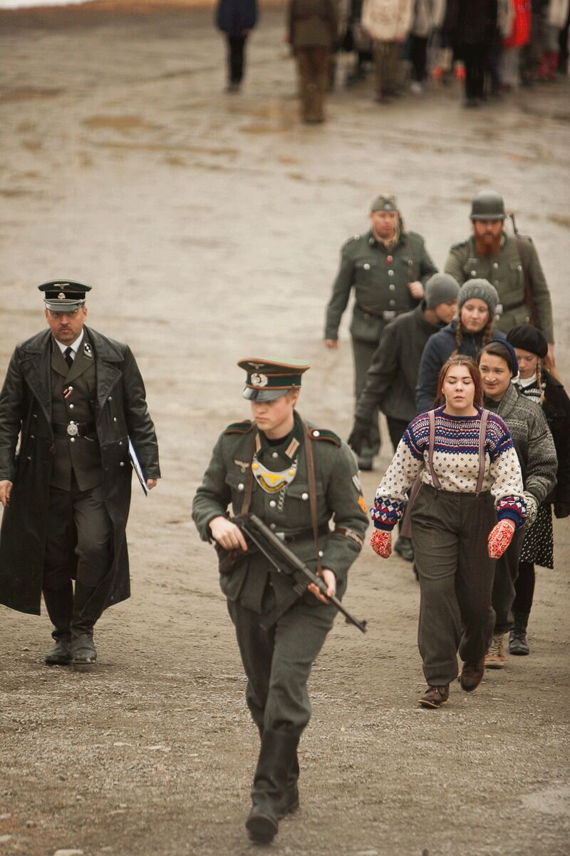 Konfirmanter eskorteres til avhør av gestapo-offiser og soldater. Kostymene er utlånt av Foreningen Levende Historie.
 Foto: Eivind Skorstad