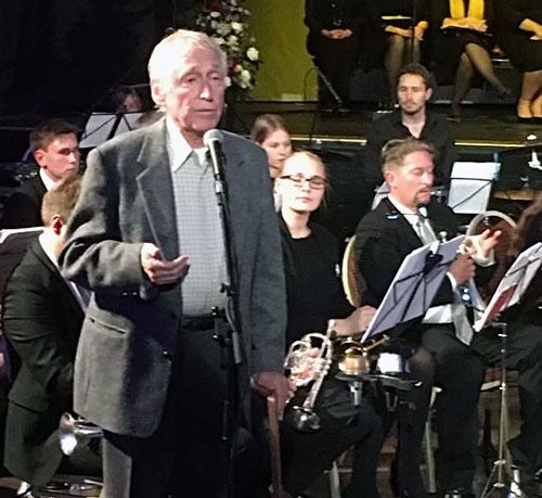Alf Cranner, mannen som oversatte «Din tanke er fri» til norsk, sang sammen med hele salen i Tønsberg i går kveld.
 Foto: Vestfold HEF, Anne Meklenborg