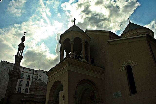 En moske og en koptisk kirke i sentrum av Kairo.
 Foto: Fritanke.no - Emad Saleh