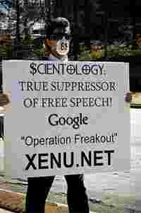 Rundt 10.000 mennesker fordelt på rundt 100 byer demonstrerte mot scientologikirken i helga. Her fra Atlanta, USA.