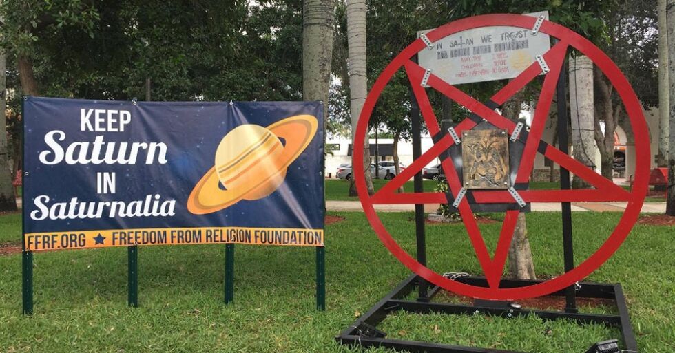 «In Satan we trust» står det på satanistenes monument i byen Boca Raton, Florida.