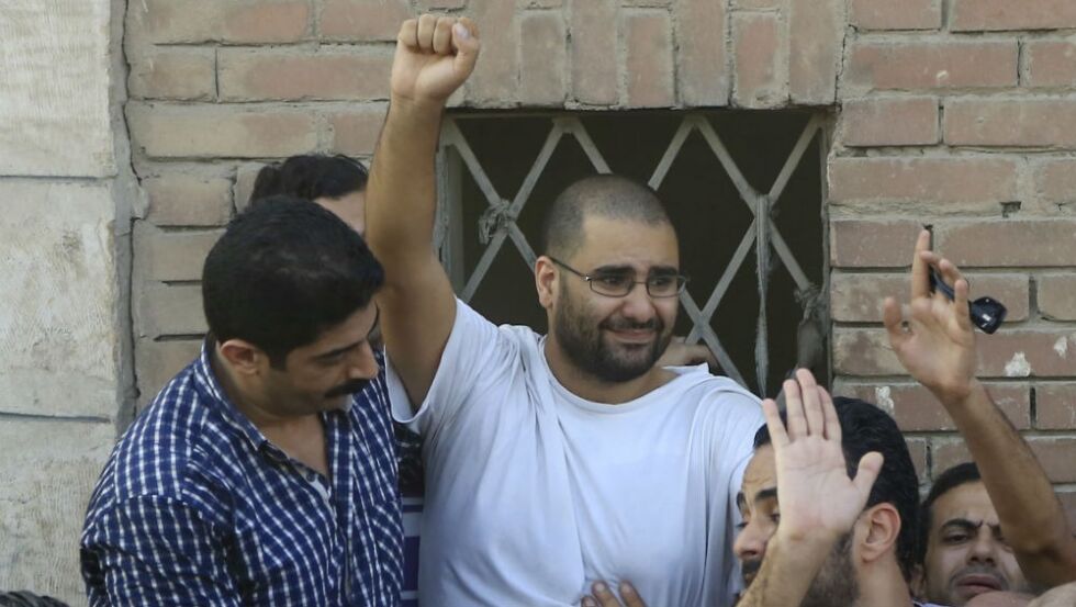 Alaa Abdel-Fattah ble fredag løslatt fra fengsel etter fem års soning. Her er han avbildet da han med politivakt fikk lov å være til stede under farens begravelse i 2014.
 Foto: Hassan Ammar / AP / NTB scanpix