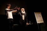Ved hjelp av en frivillig fra salen demonstrerer James Randi hvordan skjeen "blir helt myk" når han gnir lett på den - slik den berømte skje-bøyeren Uri Geller er kjent for. Foto: Henrik Kreilisheim