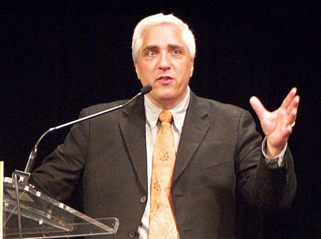 Steven Novella, mannen bak den populære podkasten "The Skeptics' Guide to the Universe" mener Richard Dawkins splitter skeptikerbevegelsen 140 tegn om gangen.
 Foto: Wikimedia commons @Zooterkin