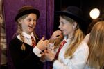 Margrethe Snørose (Aurora, 11) og Maren Ildrose (Sarah, 11) har valgt sitt valgfag med omhu. Det ble selvsagt sjokoladeterapi. Foto: Eivind Senneset