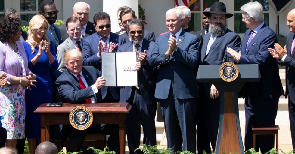 Bilde fra signeringsseremonien utenfor Det hvite hus sist torsdag, på USAs nasjonale bønnedag.
 Foto: Official White House Photo by Andrea Hanks