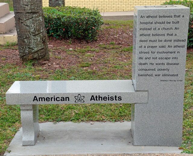 På den ene siden av monumentet finner vi et sitat fra grunnleggeren av American Atheists, Madalyn Murray O'Hair. Se flere bilder av monumentet.
 Foto: Wikimedia/Jud McCranie