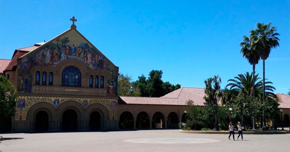 Midt på campusen til det prestisjetunge Stanford University i California ligger det en stor kirke. Forskning tyder på at universitetets kristne går like mye i kirken som amerikanere med kortere utdannelse.
 Foto: Even Gran