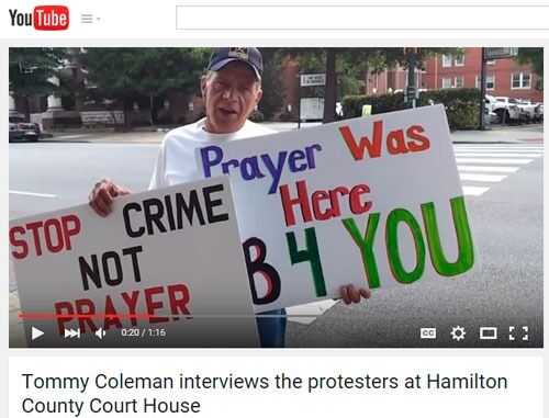Her intervjuer Tommy Coleman, en av saksøkerne fra saken i Hamilton, Tennessee, bønnetilgengere som demonstrerer utenfor rettslokalet i 2012.