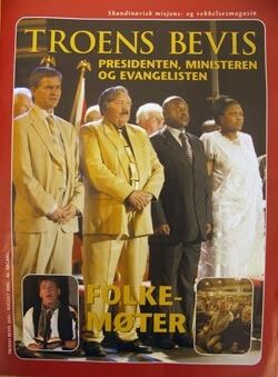 Siste utgave av Edvardsens menighetsblad Troens bevis viser Erik Solheim på scenen sammen med Aril Edvardsen og Burundis president Pierre Nkurunziza med kone.