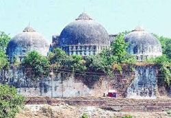 Babrimoskeen i Ayodhya fra 1597, slik den så ut før en hindumobb rev den i 1992. Når har en indisk domstol sagt at moskeen ikke kan gjenoppbygges. Foto: Wikipedia