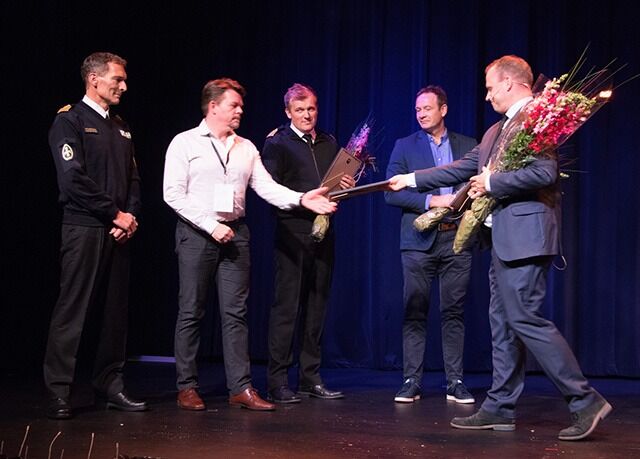Tom Hedalen delte ut prisen til representanter fra de to redningsskøytene.
 Foto: Erik Brandsborg, Human-Etisk Forbund