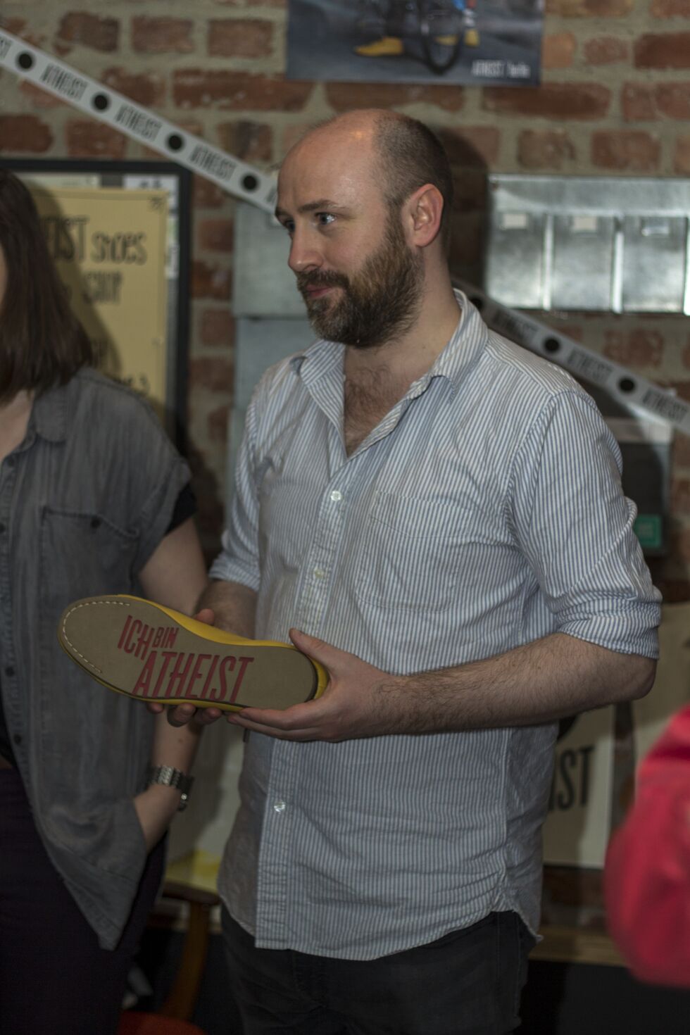 David Bonney er gründeren bak designmerket «Atheist Shoe», som i desse dagar er å finne i ein «pop-up shop» i Oslo.
 Foto: Dan-Raoul Husebø Miranda