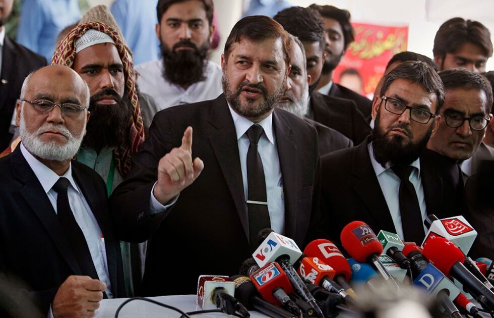 Pakistanske advokater uttaler seg om saken til Asia Bibi utenfor høyesterett i Islamabad, Pakistan, i dag onsdag.
 Foto: AP Photo/Anjum Naveed