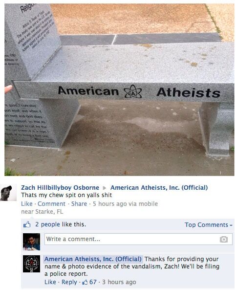 Monumentet har bare blitt utsatt for hærverk en gang, såvidt vi kan se. Gjerningsmannen la igjen både navn, tilståelse og bevis på Facebook-siden til American Atheists. Han unnskyldte seg senere. Les mer .