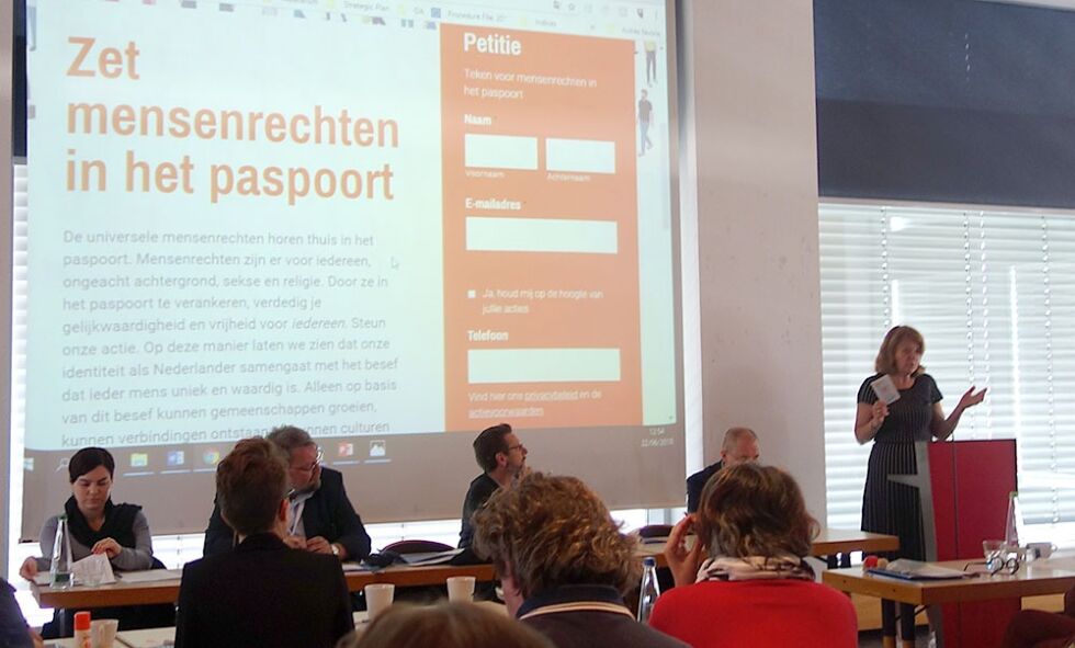 Christa Compas fra Nederland fortalte om aksjonen for å få skrevet menneskerettighetene inn i alle europeiske pass.
 Foto: Even Gran
