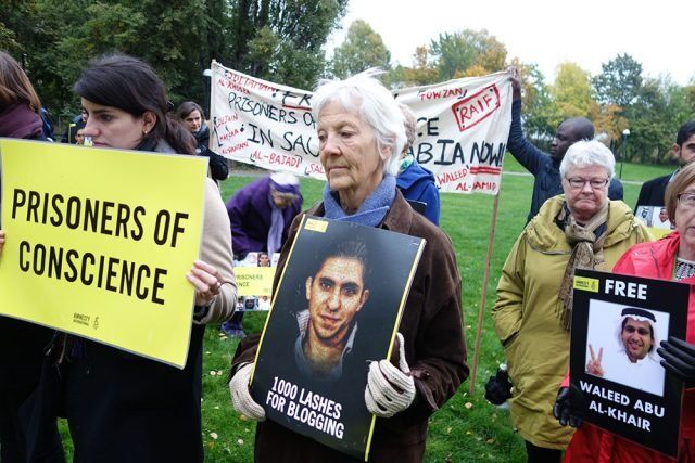 Amnesty International har arrangert demonstrasjoner hver fredag siden januar 2015 mot piskingen og fengslingen av Raif Badawi, utenfor den saudiske ambassaden i Oslo. Les reportasje fra demonstrasjonen den 9. oktober.
 Foto: Even Gran