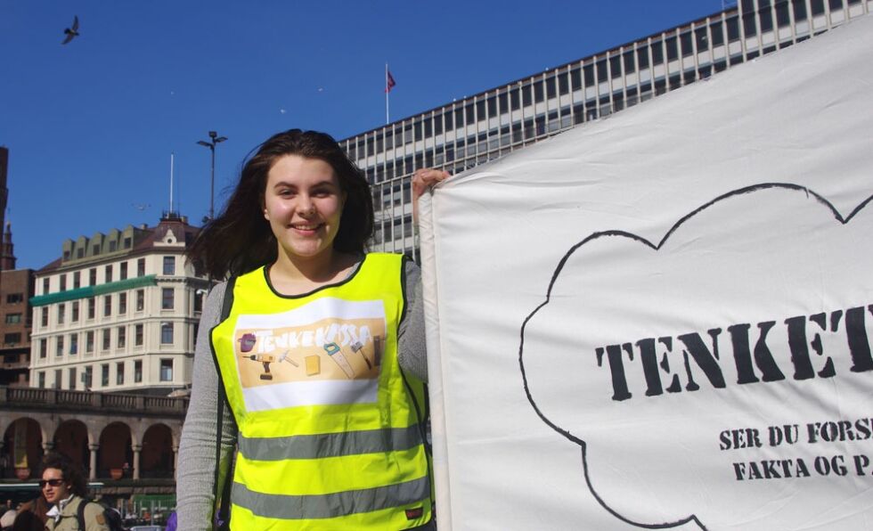 Andrine Løvvold Kristoffersen (16) fra Tromsø er bannerbærer under Tenketorget: – Jeg står her for å sette fokus på kritisk tenking i dag.
 Foto: Aslaug Olette Klausen