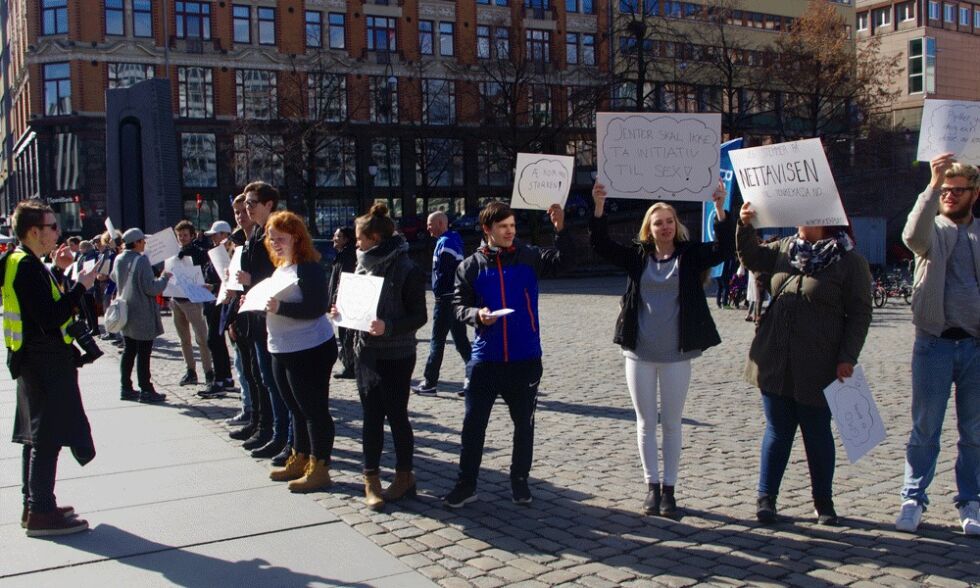 Omkring 70 deltagere på Humanistisk Ungdoms vårseminar aksjonerte på Tenketorget (Youngstorget) lørdag 1. april.
 Foto: Aslaug Olette Klausen