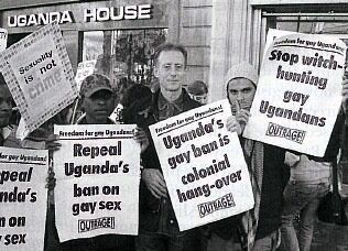 Homo-aktivisten Peter Tatchell ledet nylig en demonstrasjon mot den ugandiske homoloven utenfor kontorene til  Ugandas høykommisær i London.