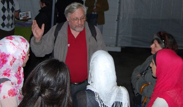 Lars Gule havnet i opphisset diskusjon med noen muslimske jenter etter debattmøtet i går kveld.
 Foto: Even Gran