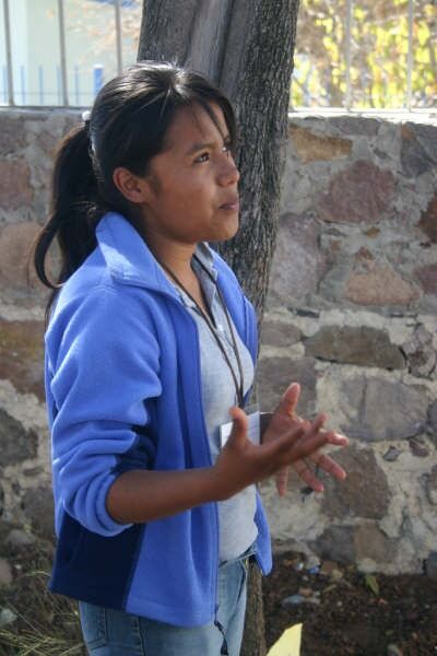 Erika (19) prøver å få landsbybefolkningen i Mexico til å forstå hvor viktig det er med prevensjon.
 Foto: Elin Sætersdal