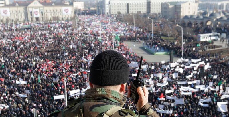 Tsjetsjenerne protesterte mandag mot Charlie Hebdos trykking av Muhammed-karikaturer.
 Foto: Reuters/NTB scanpix