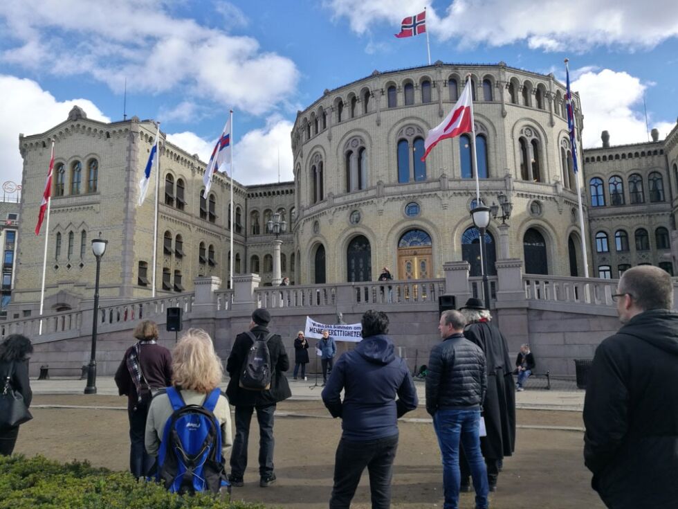 Det var betydelig færre oppmøtte under Ateistenes dag-markeringen enn under Ytringsfrihet for kunsten-demonstrasjonen rett før.
 Foto: Anders Garbom Backe