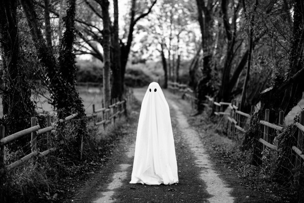 Spøkelse i klassisk hvit spøkelseslaken.
 Foto: NTB-Scanpix/Shutterstock