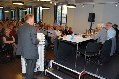 Det var fullt hus på Litteraturhuset i Oslo under debatten om Levi Fragells memoarer onsdag i forrige uke. Debatten ble ledet av Jens Brun-Pedersen (til venstre).