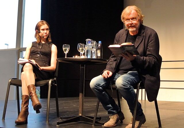 Gaarder ble intervjuet om boka si av en annen forfatter, Mette Karlsvik (t.v.).
 Foto: Even Gran