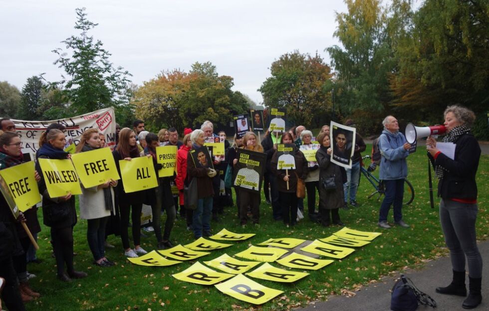 Ina Tin (til høyre) har vært aktiv i de jevnlige demonstrasjonene utenfor den saudiske ambassaden i Oslo for å få frigitt samvittighetsfangen Raif Badawi med flere.
 Foto: Even Gran