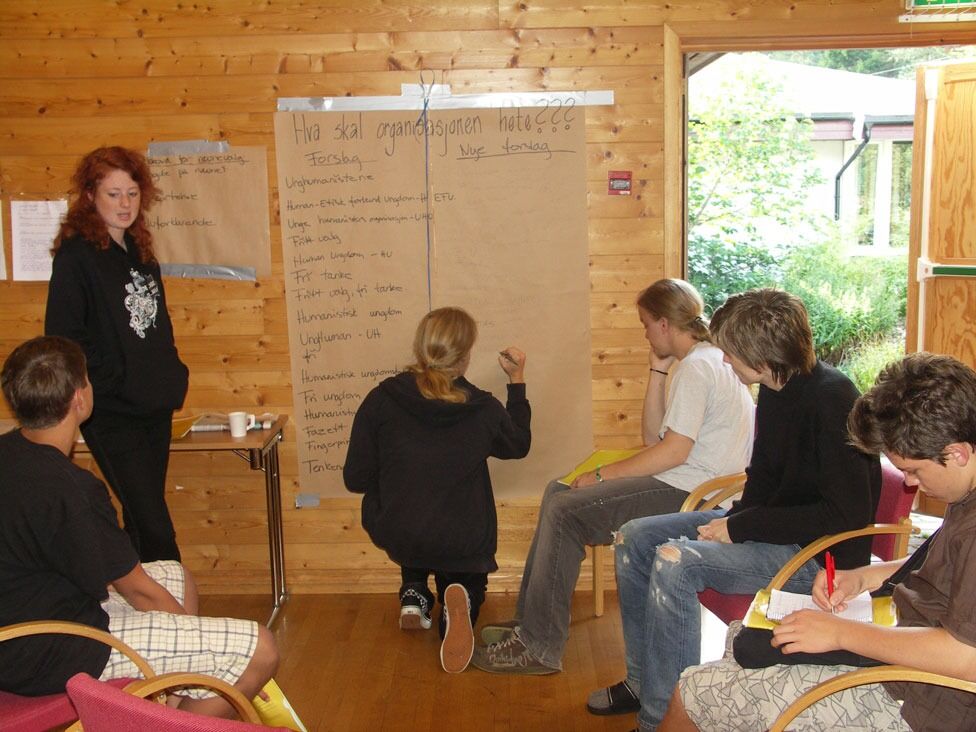 Mari Anna Friedrich leder gruppearbeid på stiftelsesleiren i 2007. Seinere leder Anders Garbom Backe ytterst til høyre.
 Foto: Humanistisk Ungdom