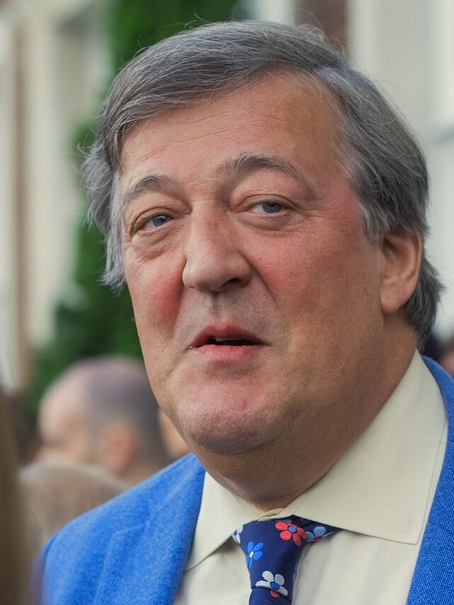 Den britiske komikeren, skuspilleren og forfatteren Stephen Fry var en av biragsyterne til at blasfemilovgivningen er gjenstand for folkeavstemning i Irland i dag.
 Foto: US Embassy London - Wikimedia Commons