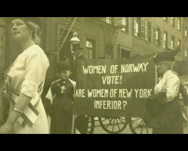 Norske kvinner i demonstrasjonstog i New York i 1913. De deltok i kampanjen for full stemmerett for amerikanske kvinner. Martine Amundsen Gran fra Mandal var med i toget. Se flere bilder på Digitalt Museum.
 Foto: Arthur Gran/Norsk Folkemuseum