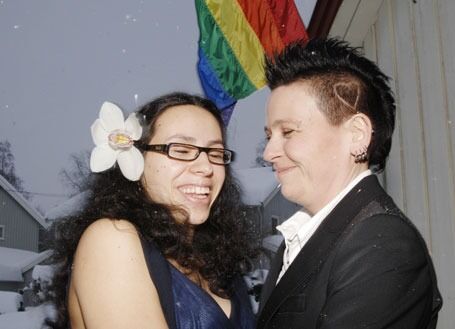Cecilia Patricia Stensland (t.v.) og Janne Lemvig Abrahamsen giftet seg lørdag 21. februar under de homofiles regnbueflagg på Kjelsås Folkets hus i Oslo.