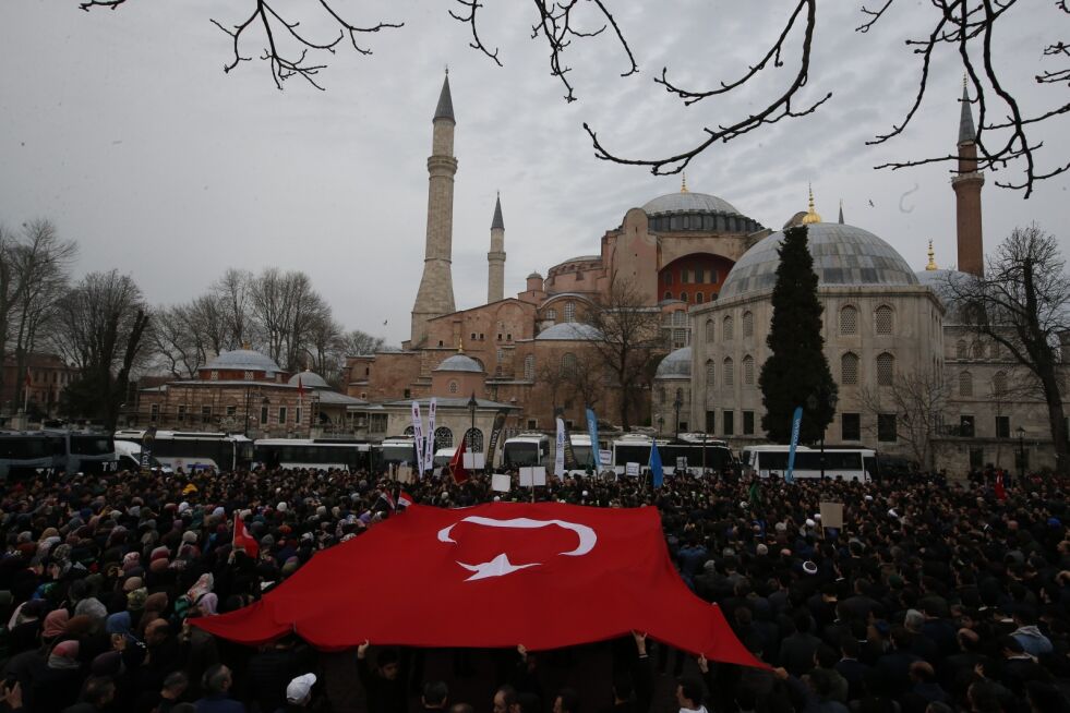 Nylig ble det holdt en demonstrasjon utenfor Hagia Sofia i protest mot moskéangrepene på New Zealand. Demonstrantene ønsker at den praktfulle bygningen i den europeiske delen av Istanbul igjen skal tas i bruk som moské.
 Foto: Arkivfoto: Lefteris Pitarakis / AP / NTB scanpix