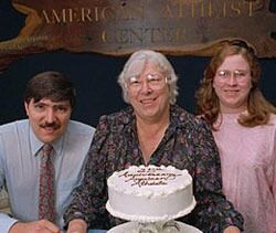 I 1995 ble ledertroikaen i American Atheists  brutalt myrdet av en tidligere ansatt. Her ser vi Madalyn Murray O'Hair med sønnen Jon Garth (tv.) og barnebarnet Robin (th.).