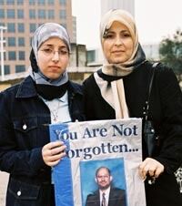Nahla Al-Arian og en av døtrene foran rettsbygningen i Tampa, Florida. Foto: Line Halvorsen