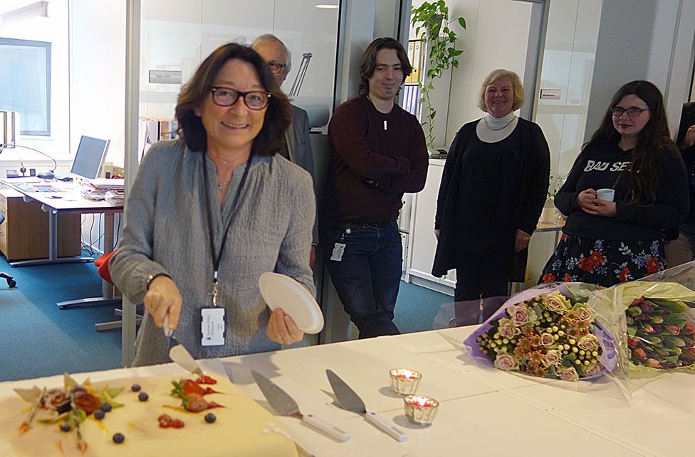 60 år og ti år som generalsekretær i Human-Etisk Forbund. Det er jubileene Kristin Mile feirer denne våren. I dag var hun den første til å kutte kake.
 Foto: Even Gran