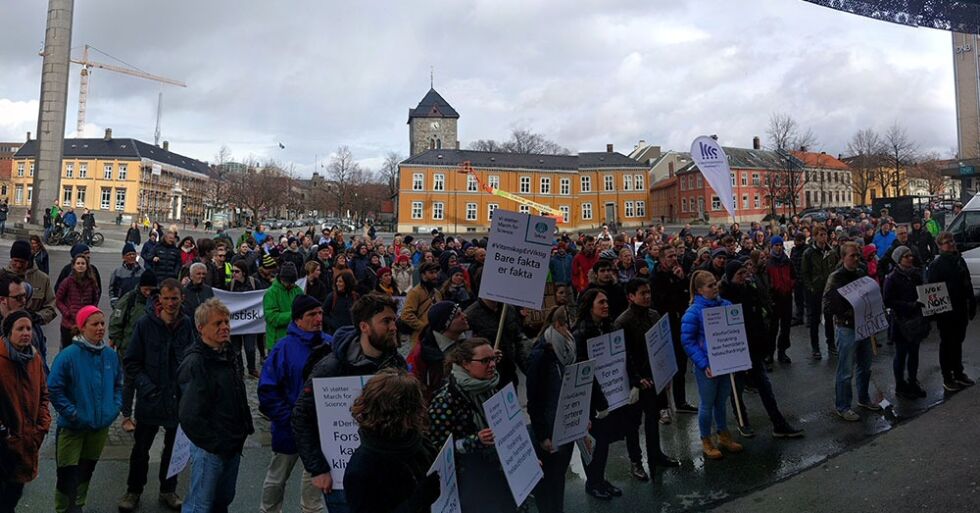 Vitenskapstilhengerne fylte opp Torget i Trondheim på lørdag ettermiddag.
 Foto: Even Gran