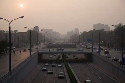 Beijing var en gang en sykkelby, men nå har eksplosjonsartet vekst i privatbilismen strupet klimaet i byen og utsikten i byen er ofte preget av «smog».
 Foto: Scanpix/Microstock