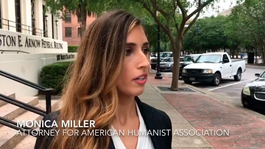 Monica Miller fra American Humanist Association er svært fornøyd med dommmen. Se tv-innslag.
 Foto: Faksimile fra Pensacola News Journal