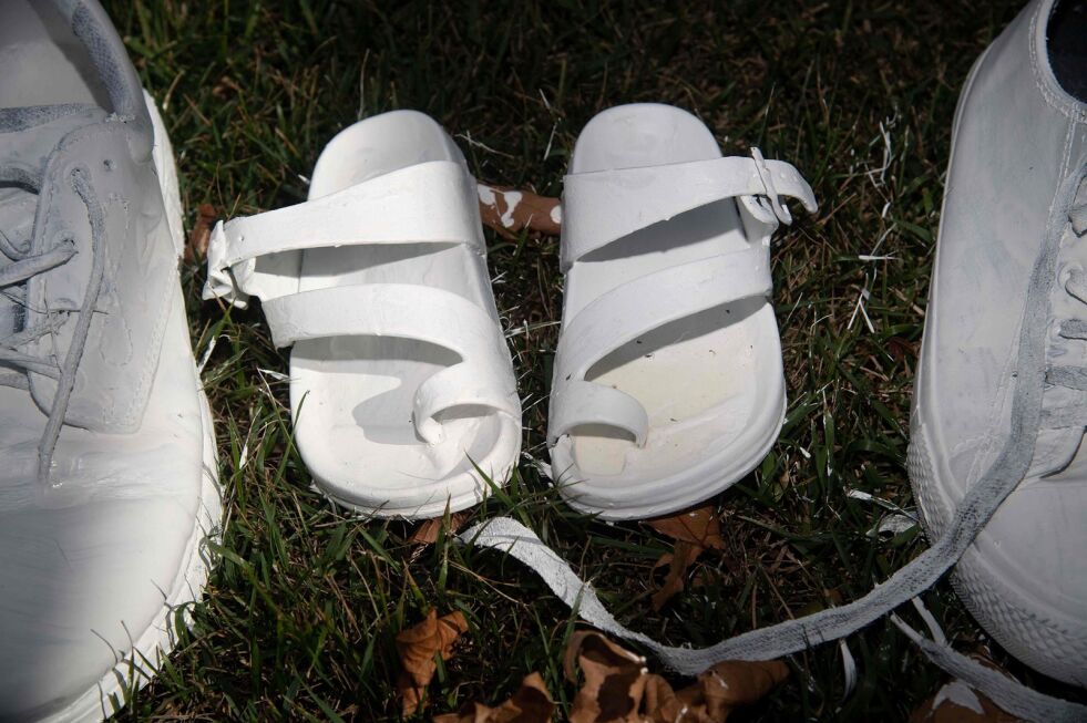 Fra et minnesmerke over terroren i Christchurch, med femti par sko.
 Foto: Marty Melville/Scanpix