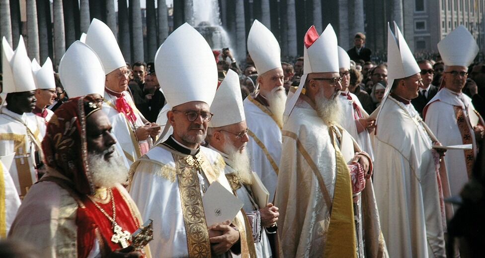 Katolske biskoper på Petersplassen i Roma i 1961.
 Foto: Wikimedia commons @Peter Geymayer