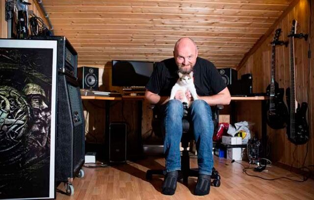 Øystein Garnes Brun med katten Grim på loftet der han har musikkutstyret sitt. I hagen utenfor bygger han nå nytt studio.
