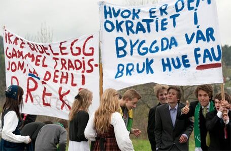 "Ikke ødelegg gammel tradisjon. La Dehli preke" står det på banneret til venstre. Foto: Arild Kaarmo