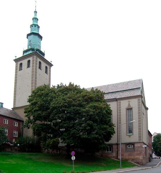Den svenske Margaretakyrkan ligger mitt i Oslo, får offentlig støtte fra Norge men får medlemsregisteret sitt fra Sverige.
 Foto: Wikimedia commons @Mahlum